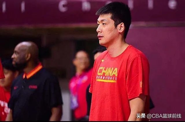 中国男篮世界杯战袍出炉，13人亮相谁最有可能无缘大名单？