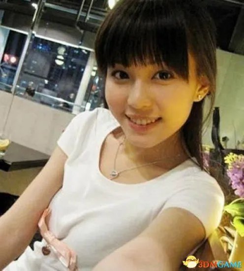 深大校花温健婷新旧照片对比：青涩退去变优雅