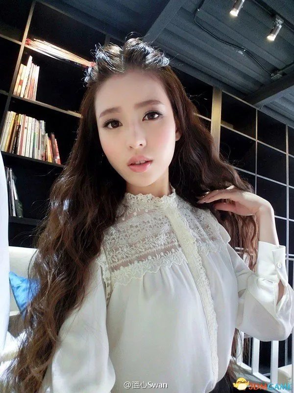 深大校花温健婷新旧照片对比：青涩退去变优雅