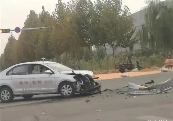 四川平昌一驾校的学员练车时撞倒另一学员，驾校该不该承担这件事的责任？