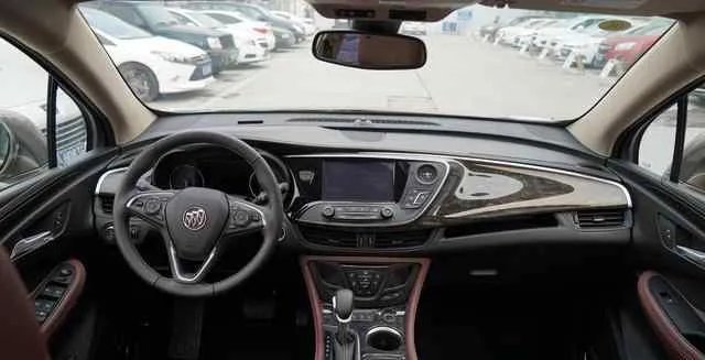 学开车怎样才能知道车身正不正？