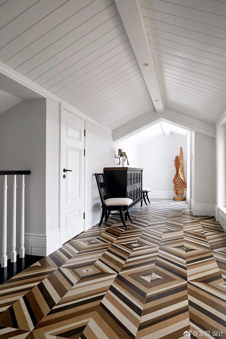 丹桂花园三层老房改造 在一个有色彩斑斓的艺术空间中，色彩与形...