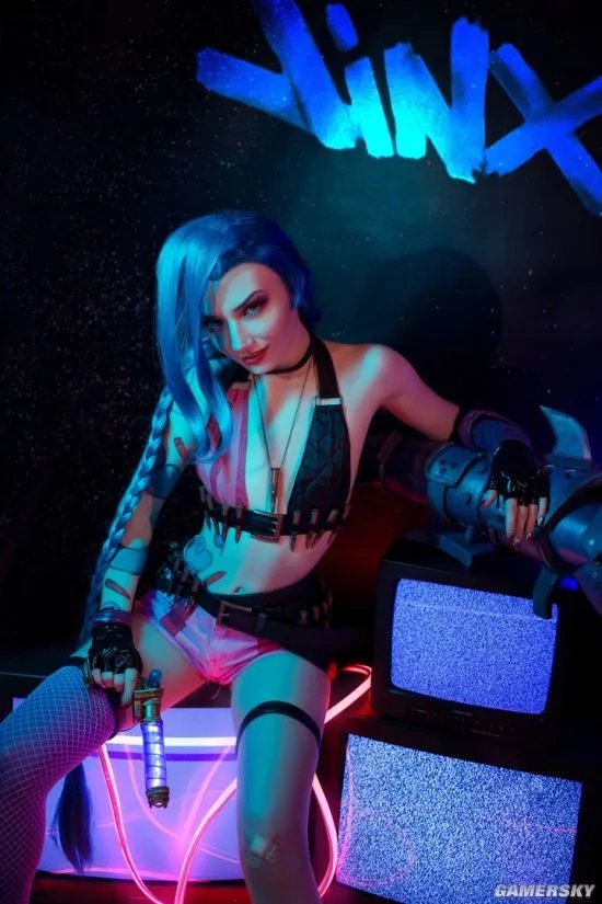 白俄妹子《LOL》金克斯COS 暴走萝莉自带表情包