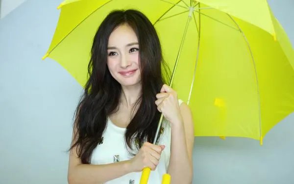 杨幂为周迅庆生，你认为她们俩的友情是真情流露还是虚情假意？