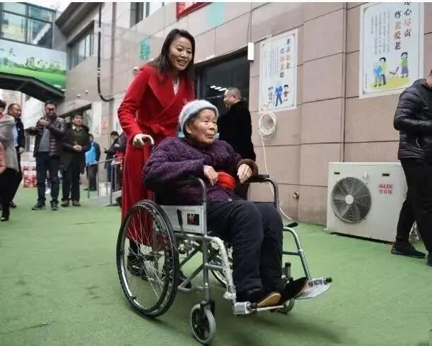 有人说电视上看不见“草帽姐”了，她的近况怎么样？