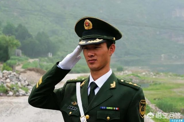 我儿子今年高考，成绩上不了本科，是去当兵好，还是报个大专学校再去当兵好？