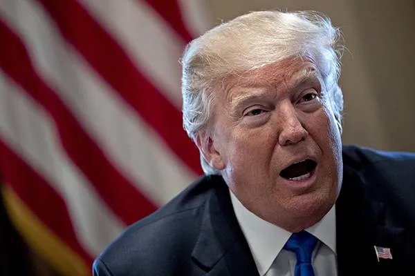 记者为何会当众拒绝特朗普让他摘下口罩的要求？