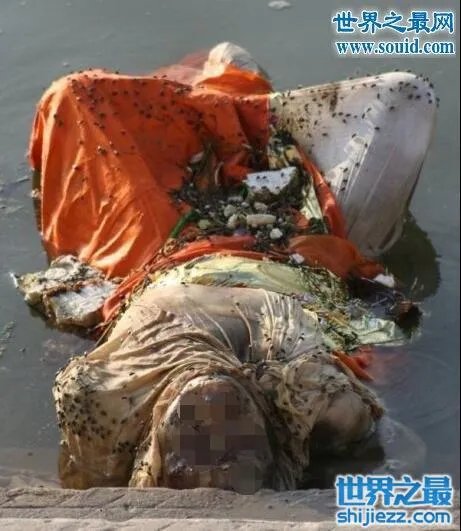 恐怖的印度水葬现场图片，超级重口味(还是别看了) 
