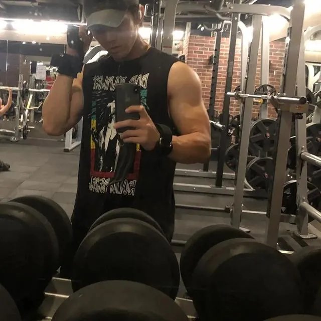 南拳妈妈组合中，39岁张杰参加健美比赛，体脂低至8%，这肌肉是认真的吗？