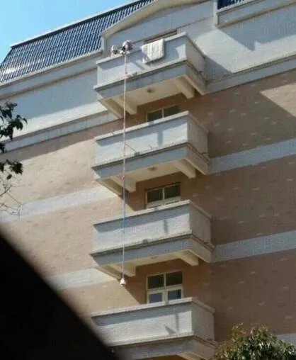 女大学生用床单从6楼吊外卖说明了什么？