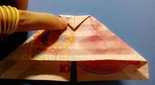 100元钱叠戒指的步骤