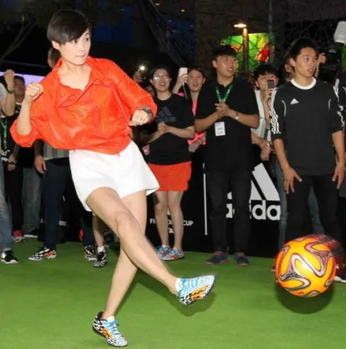 花痴德迷李宇春看帅哥图组 世界杯看球自拍晒呆萌可爱照