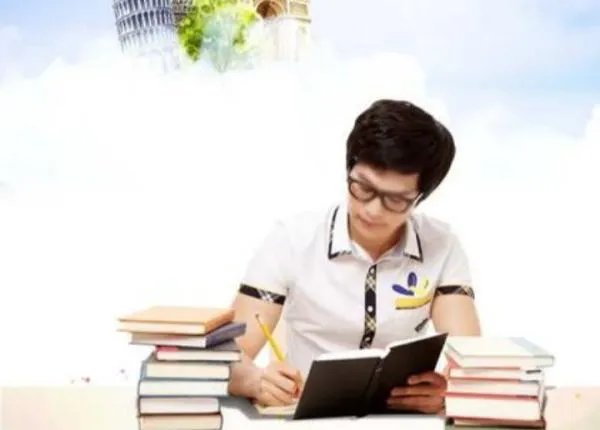 高校男生将床铺围上金銮殿床帘，你觉得有趣吗？你怎么看待这件事？