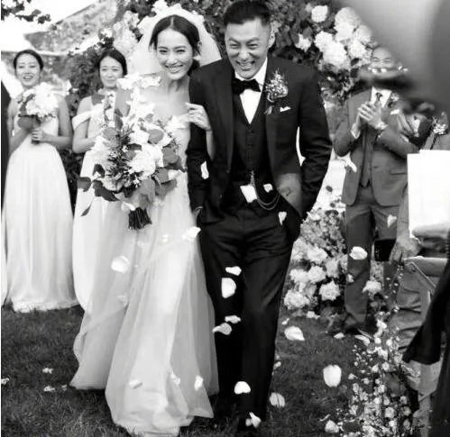 如何看待“余文乐刚结婚不久，舒淇就发了彭于晏和余文乐的合照并祝他们一家幸福”这件事？