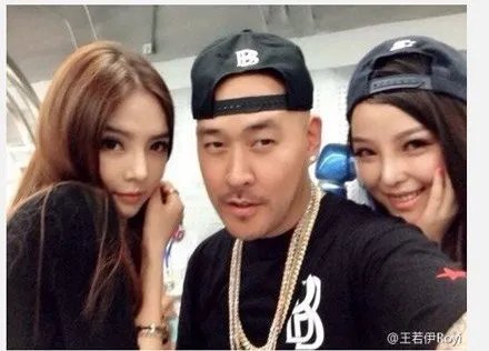 释小龙的新女友为何认识金在中，还有在金在中家里和熊的合照