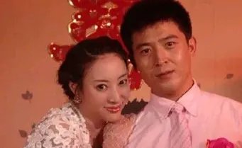 孙涛老婆罕见出镜，长相曝光竟然不输一线明星，她究竟有何背景？