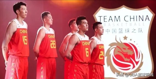 中国男篮世界杯战袍出炉，13人亮相谁最有可能无缘大名单？
