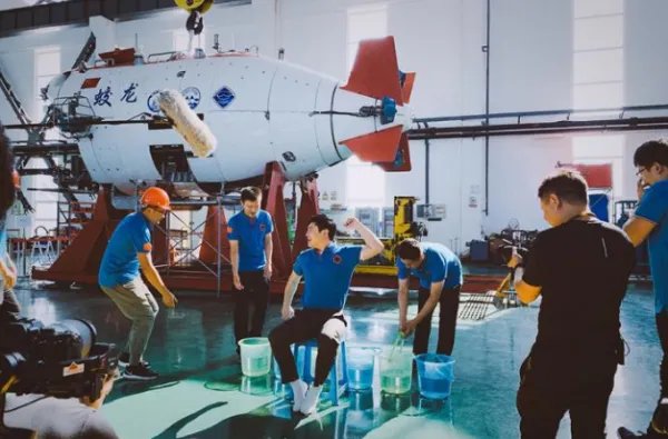 为什么蛟龙号潜水员出来的时候要浇凉水