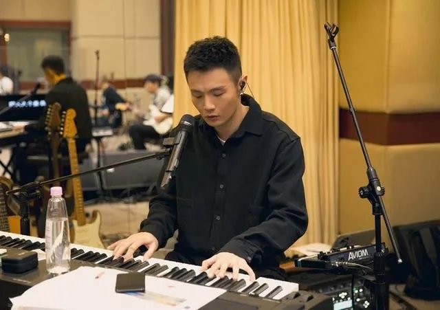 怎么评价李荣浩最新专辑《嗯》？