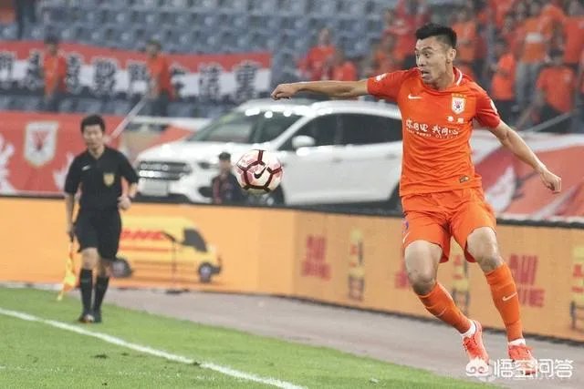 国足战威尔士，鲁能后卫郑铮力压李学鹏首发，你觉得在里皮心中谁才是中国第一左后卫？