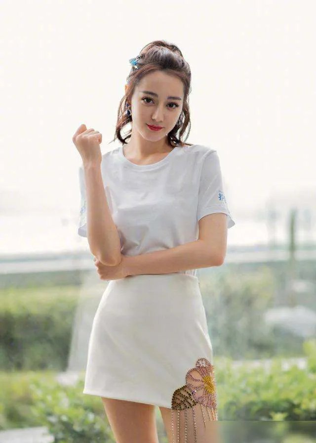 迪丽热巴为杨幂庆生，误用蔡徐坤相关表情包，随后是怎么道歉的？