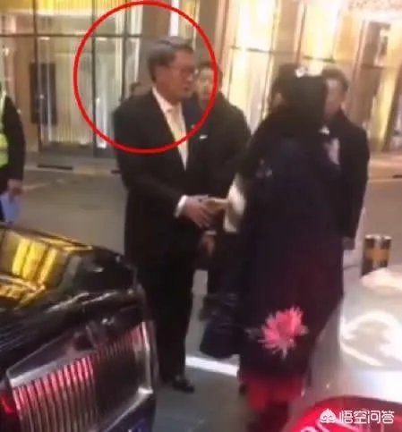 迈巴赫撞到劳斯莱斯后两人互递名片，说明了什么社会现象？