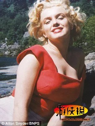 宅男性感女神的鼻祖 梦露罕见休闲照近日曝光