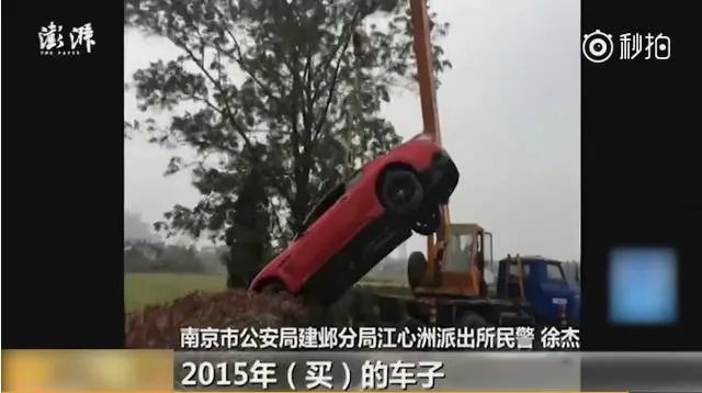 南京女司机开车玩手机，百万玛莎拉蒂进水塘报废，你怎么看？