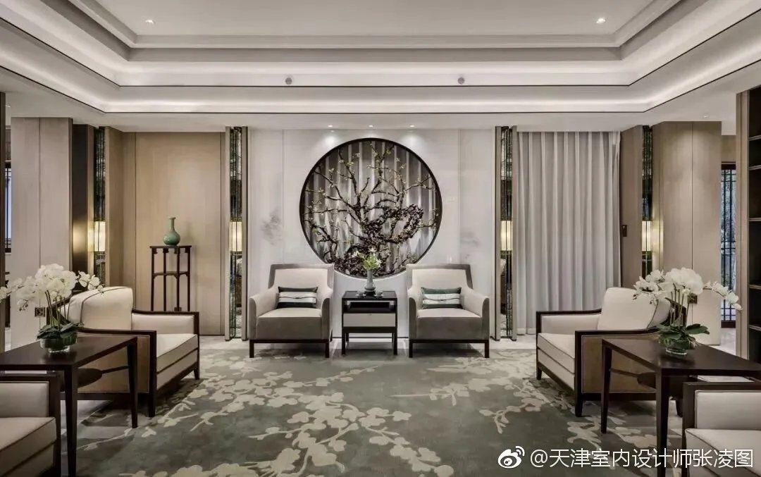 “留连戏蝶时时舞，自在娇莺恰恰啼。“唐朝诗人杜甫一首《江畔独...