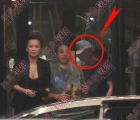 胡军刘嘉玲绯闻哪一年酒店开房真相揭秘 刘嘉玲被胡军抱起图