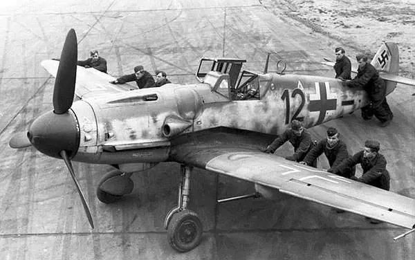 联军轰炸柏林飞机有多少架