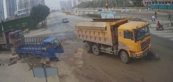 女子骑车不慎滑倒 遭路过渣土车碾压身亡是真的吗？