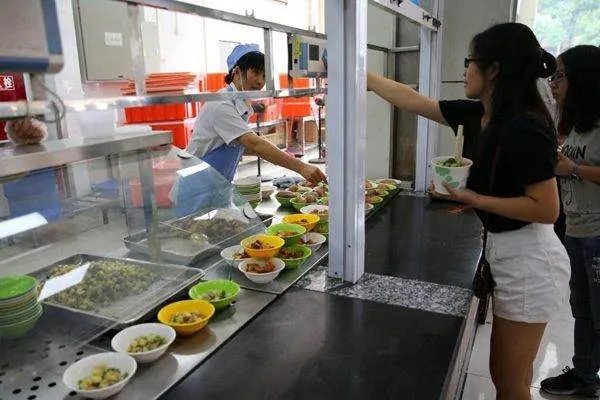 河北五名家长参与反应学校食堂卫生问题被刑拘，食堂是否存在食品安全问题？