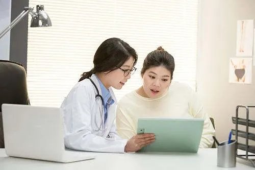 23岁医学生跪地边哭边救人，医生到底有多辛苦？