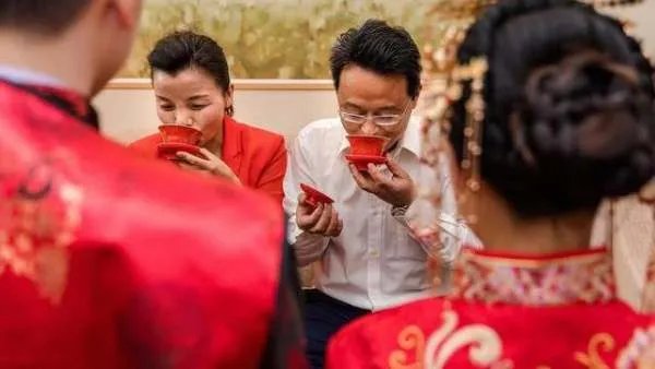 接亲时女方父母临时索要5万上车费遭拒：事先说好只要10万彩礼，怎么办？