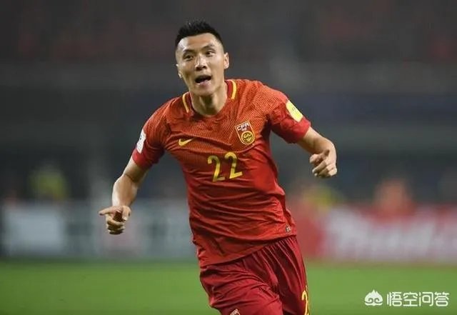 国足战威尔士，鲁能后卫郑铮力压李学鹏首发，你觉得在里皮心中谁才是中国第一左后卫？