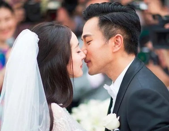 陈小春怀旧，黄晓明奢华，明星结婚请帖都如何设计？