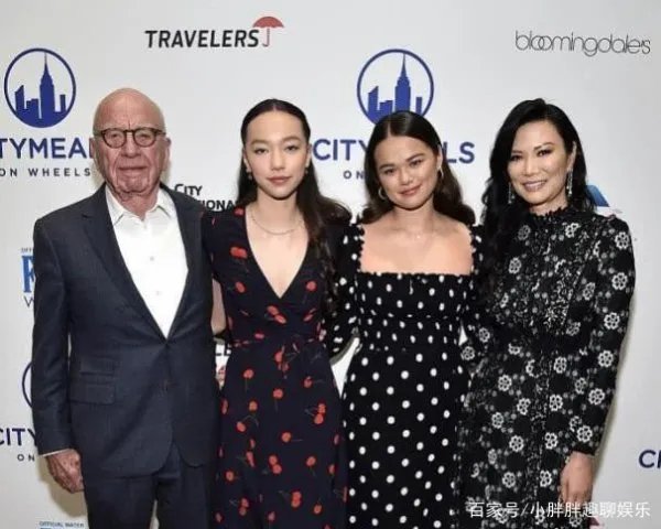 嫁豪门，恋上小鲜肉，52岁的邓文迪过得怎么样？