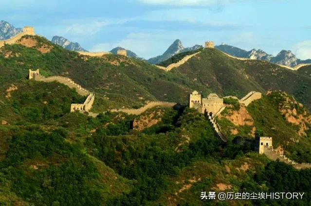 为什么长城建在崇山峻岭？