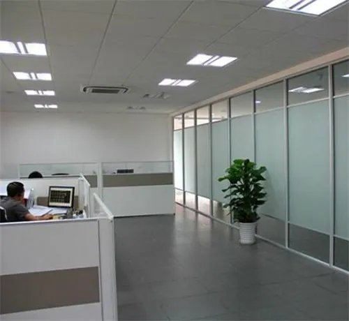 办公室玻璃隔断价格 办公室玻璃隔断3个选购技巧