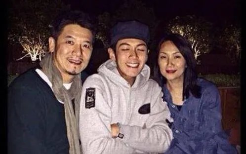 柯震东妈妈个人资料介绍  与母亲合照网友直呼形似萧亚轩