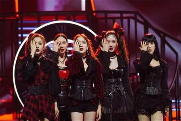 杨澜说，世上评价男人和女人的标准不太一致，女人味是谁来定义的呢？