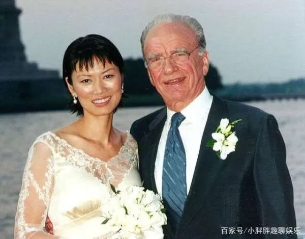 嫁豪门，恋上小鲜肉，52岁的邓文迪过得怎么样？