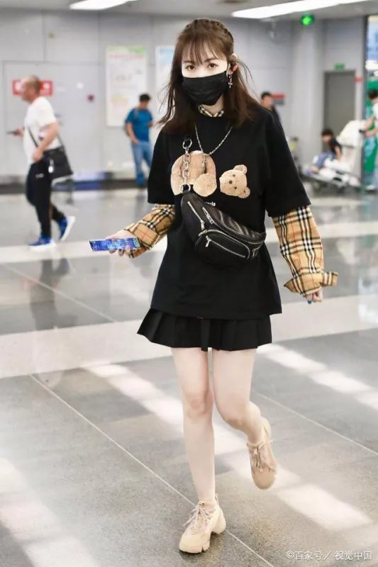 马蓉美腿吸睛现身机场，左手的戒指成为另一个焦点，有新恋情了吗？