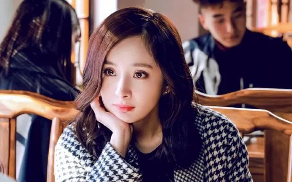 杨幂为周迅庆生，你认为她们俩的友情是真情流露还是虚情假意？