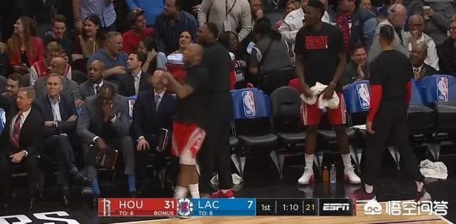 哈登晃倒韦斯利约翰逊数米远，等他站起来再投进三分，什么水平？