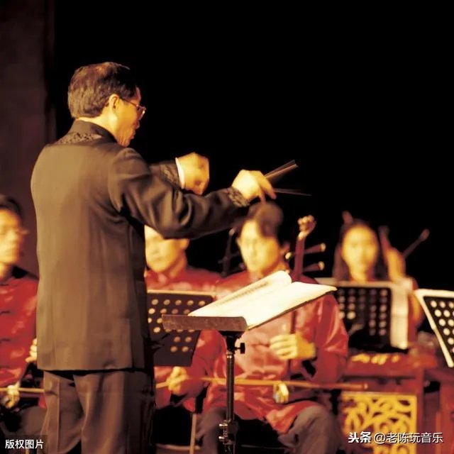 逛新城二胡用什么弦演奏？