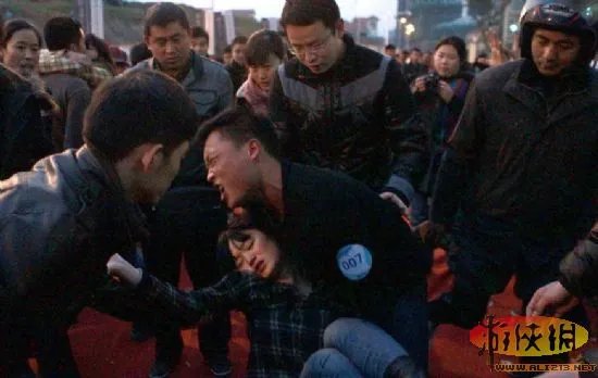 “接吻”马拉松？合肥上演接吻大赛多人晕倒