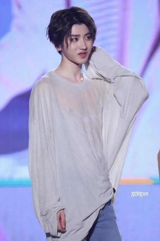 蔡徐坤肖战身高180厘米以上，体重却不到120斤，你怎么看？