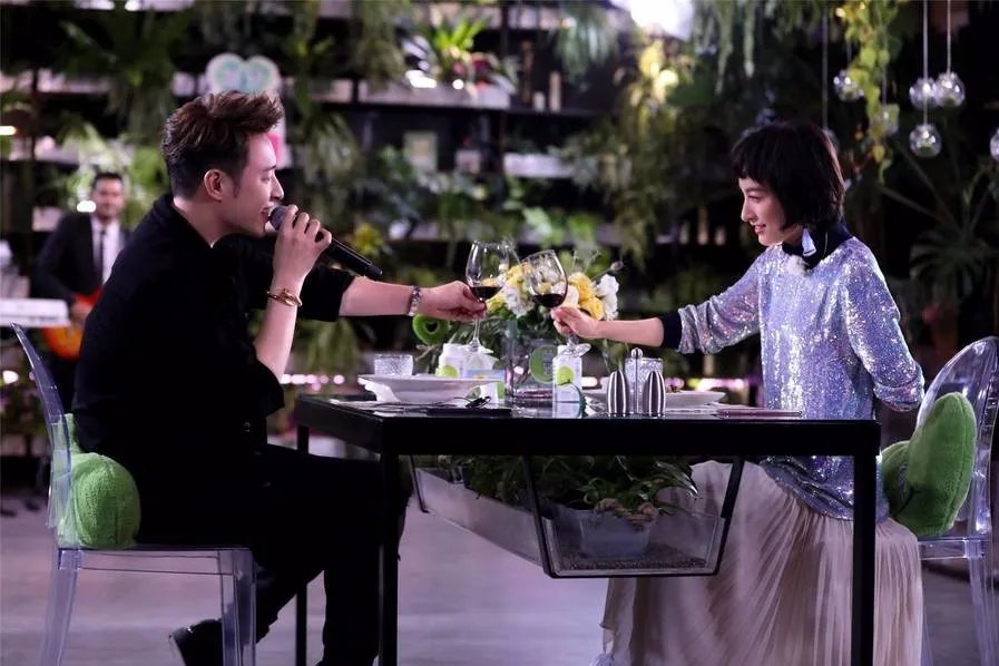 吴昕问潘玮柏我们正式交往是真的吗潘玮柏如何回答？